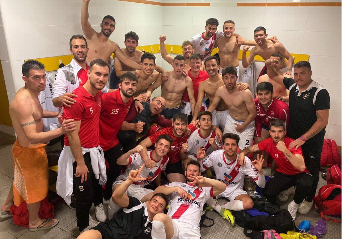 Los jugadores del Quintanar celebran en el vestuario la victoria contra el Bargas por 0-1