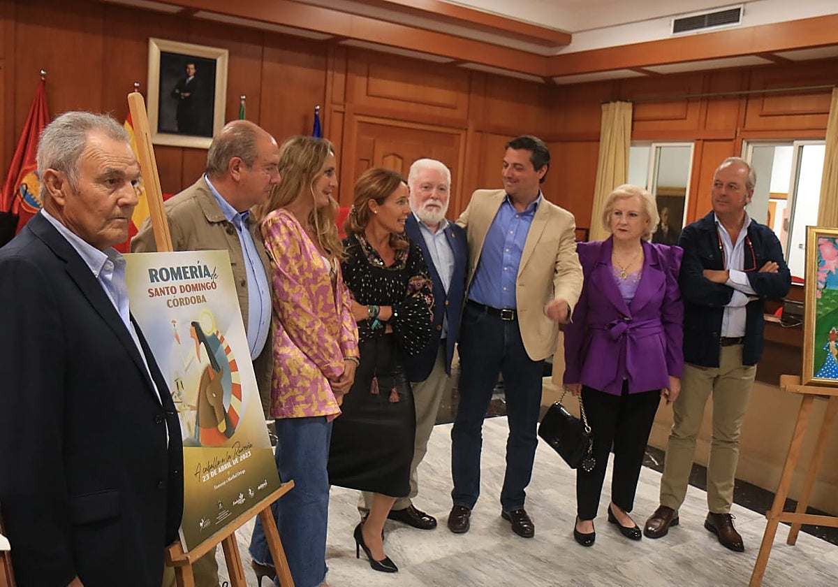El alcalde, junto a los organizadores de la romería y al cartel promocional