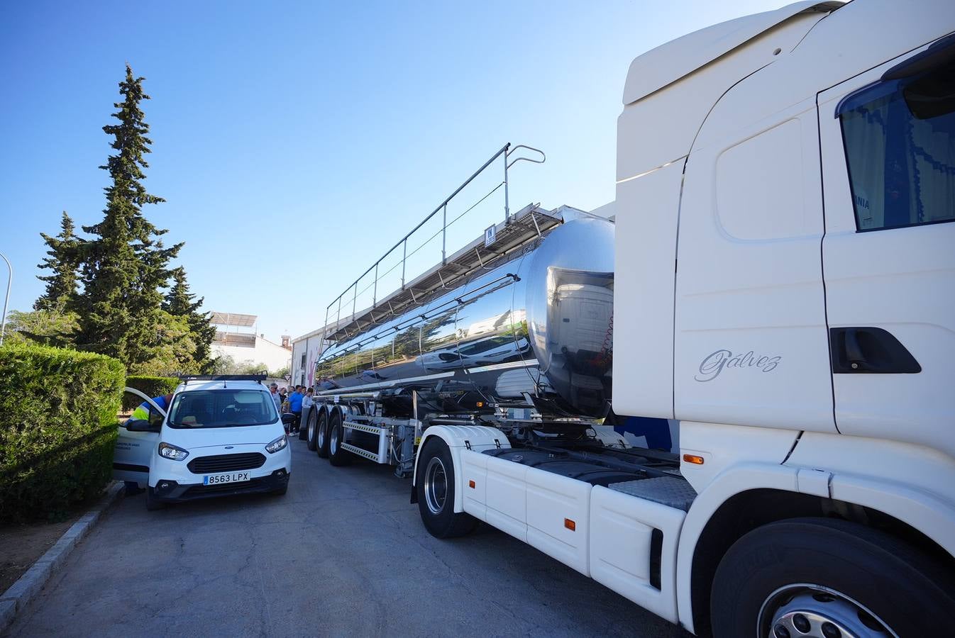 El reparto de agua en Pozoblanco, en imágenes