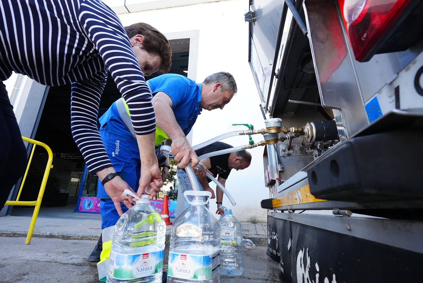 El reparto de agua en Pozoblanco, en imágenes