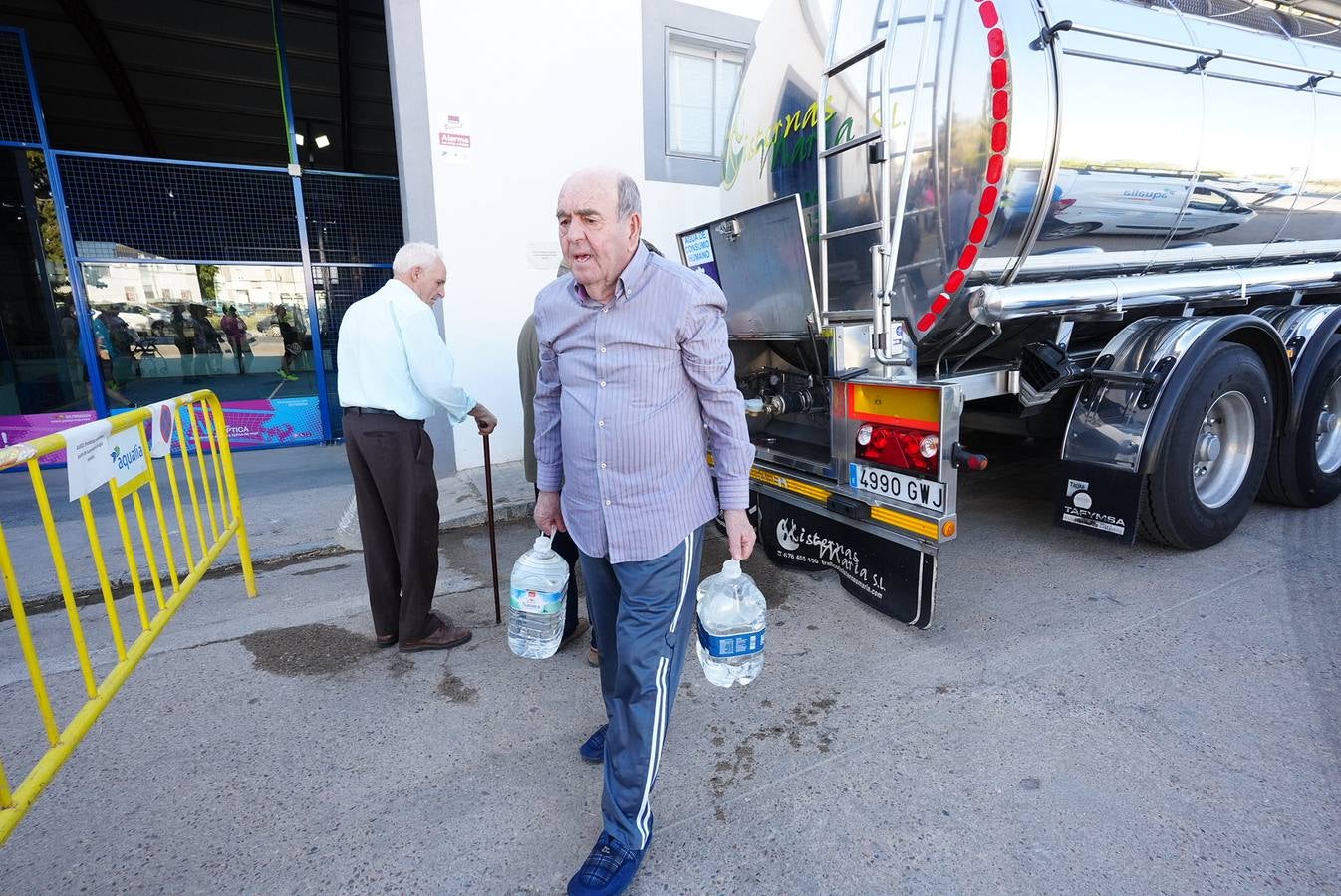 El reparto de agua en Pozoblanco, en imágenes