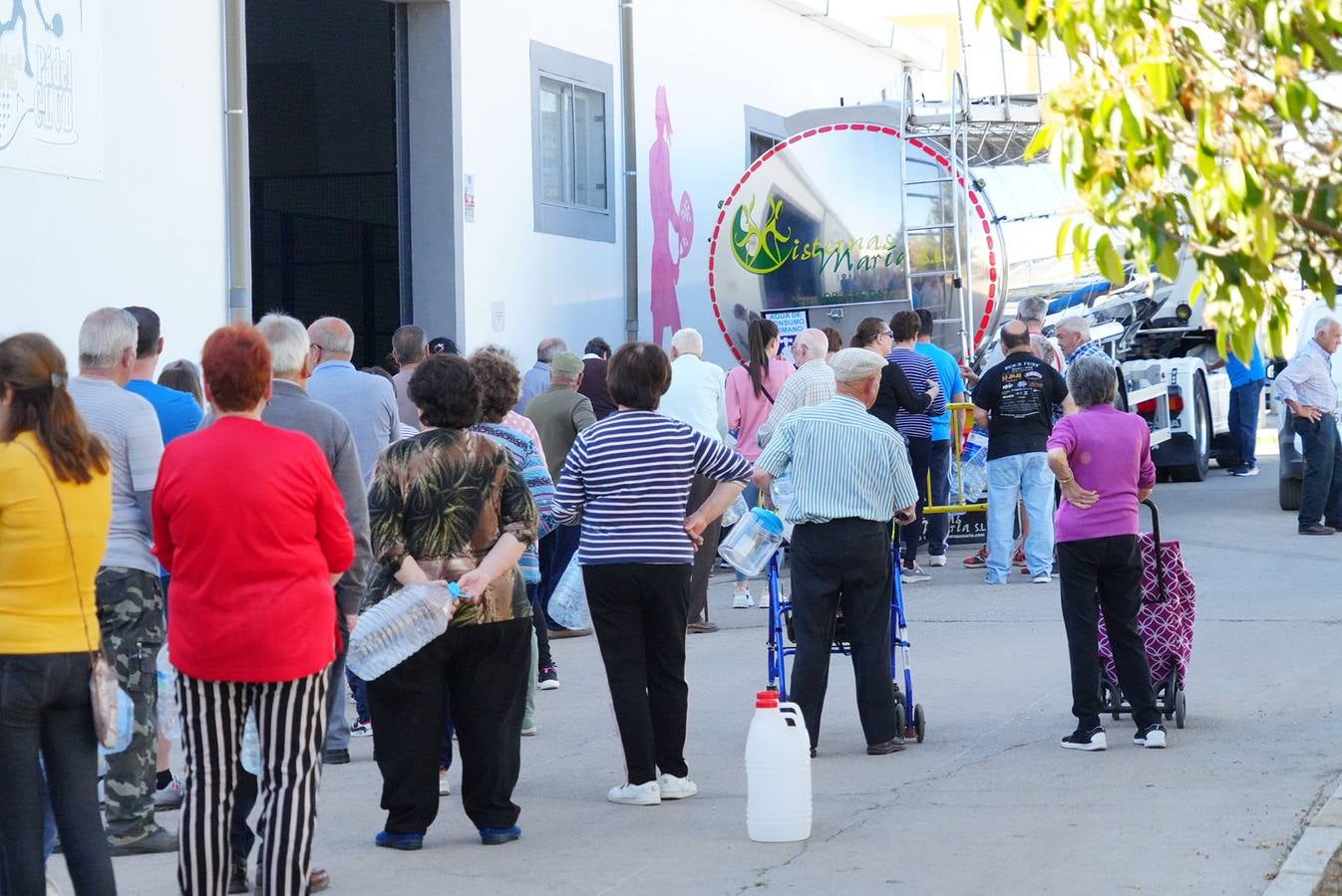 El reparto de agua en Pozoblanco, en imágenes