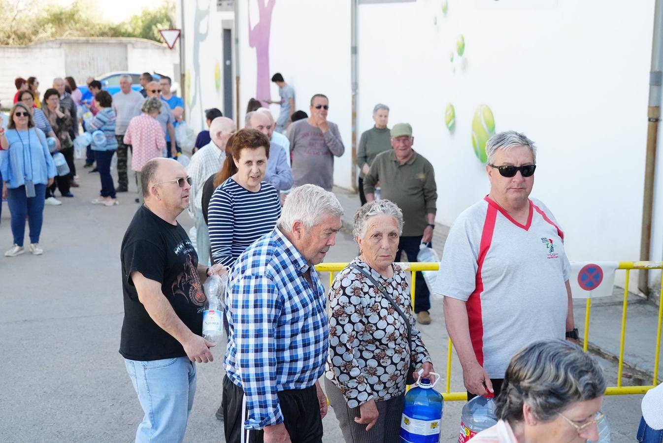 El reparto de agua en Pozoblanco, en imágenes