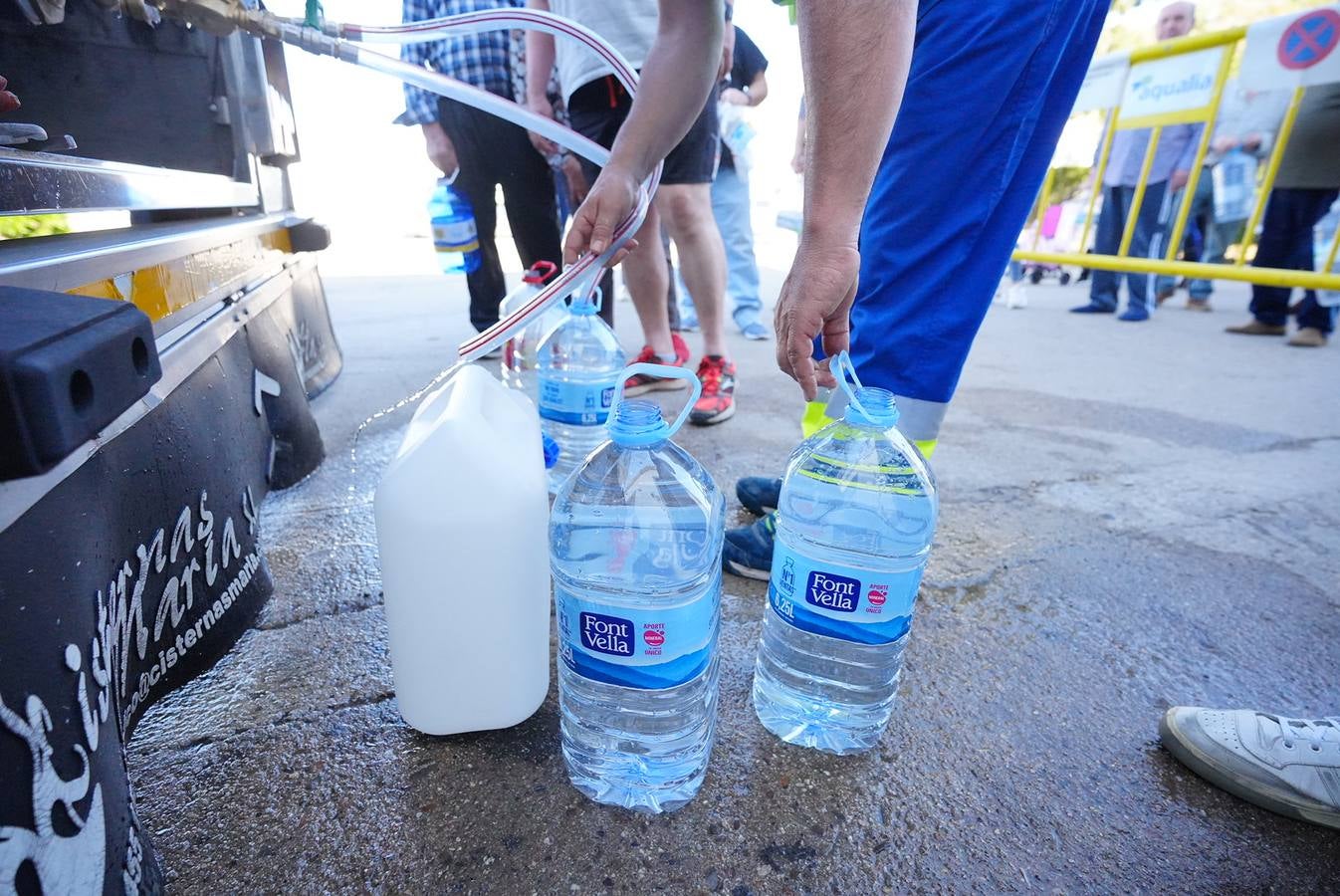 El reparto de agua en Pozoblanco, en imágenes