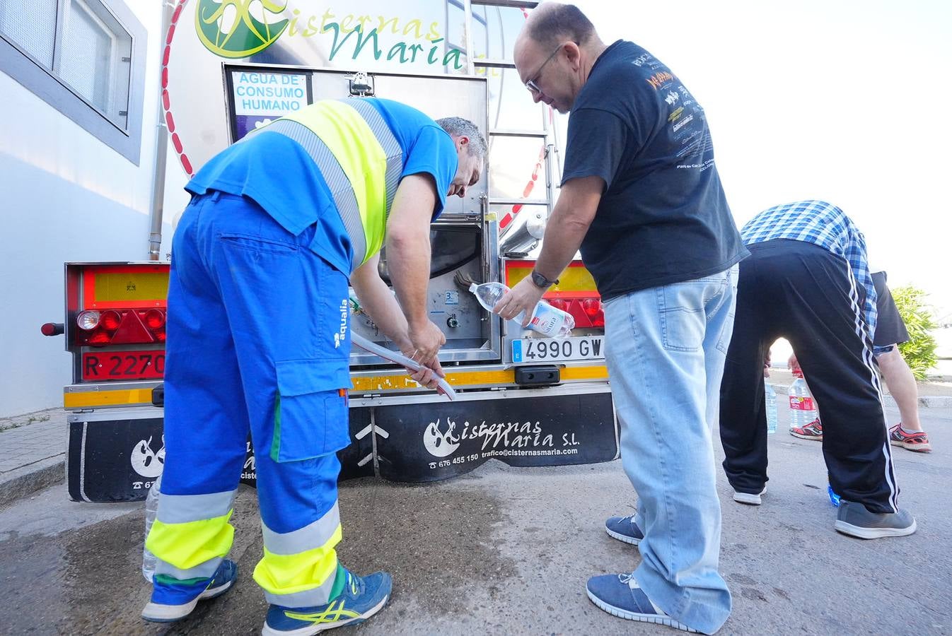 El reparto de agua en Pozoblanco, en imágenes
