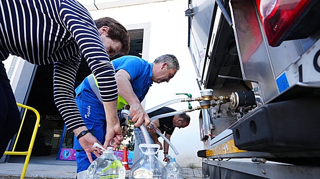 Un operario de Aqualia ayuda a los ciudadanos a proveerse de agua
