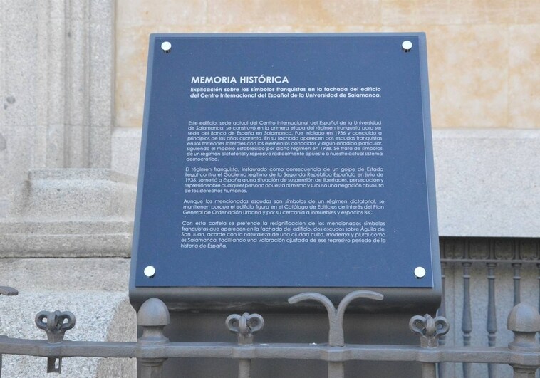 La Usal coloca dos placas en el Centro Internacional del Español para  «resignificar» los símbolos franquistas de su fachada