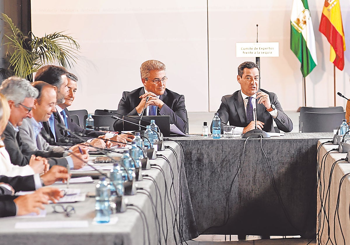 Juanma Moreno, durante la reunión del comité de expertos de la sequía