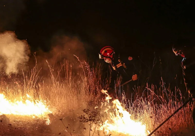 Castilla-La Mancha prohíbe fuegos artificiales y moviliza 1.000 efectivos y 108 medios ante el riesgo de incendios