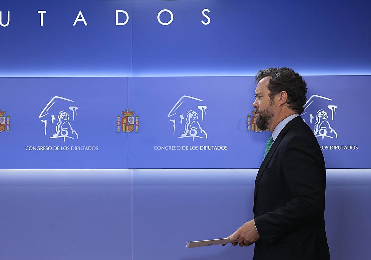 El portavoz de Vox en el Congreso, Iván Espinosa de los Monteros, de perfil, en la sala de prensa de la Cámara Baja