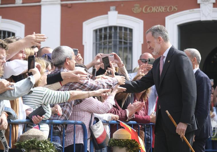 Felipe VI se da un baño de multitudes en Ronda