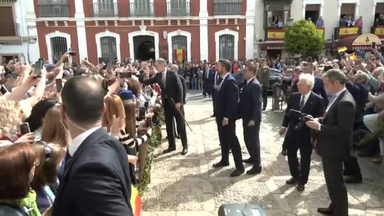 Baño de masas de Felipe VI en Ronda mientras su padre aterriza en Galicia