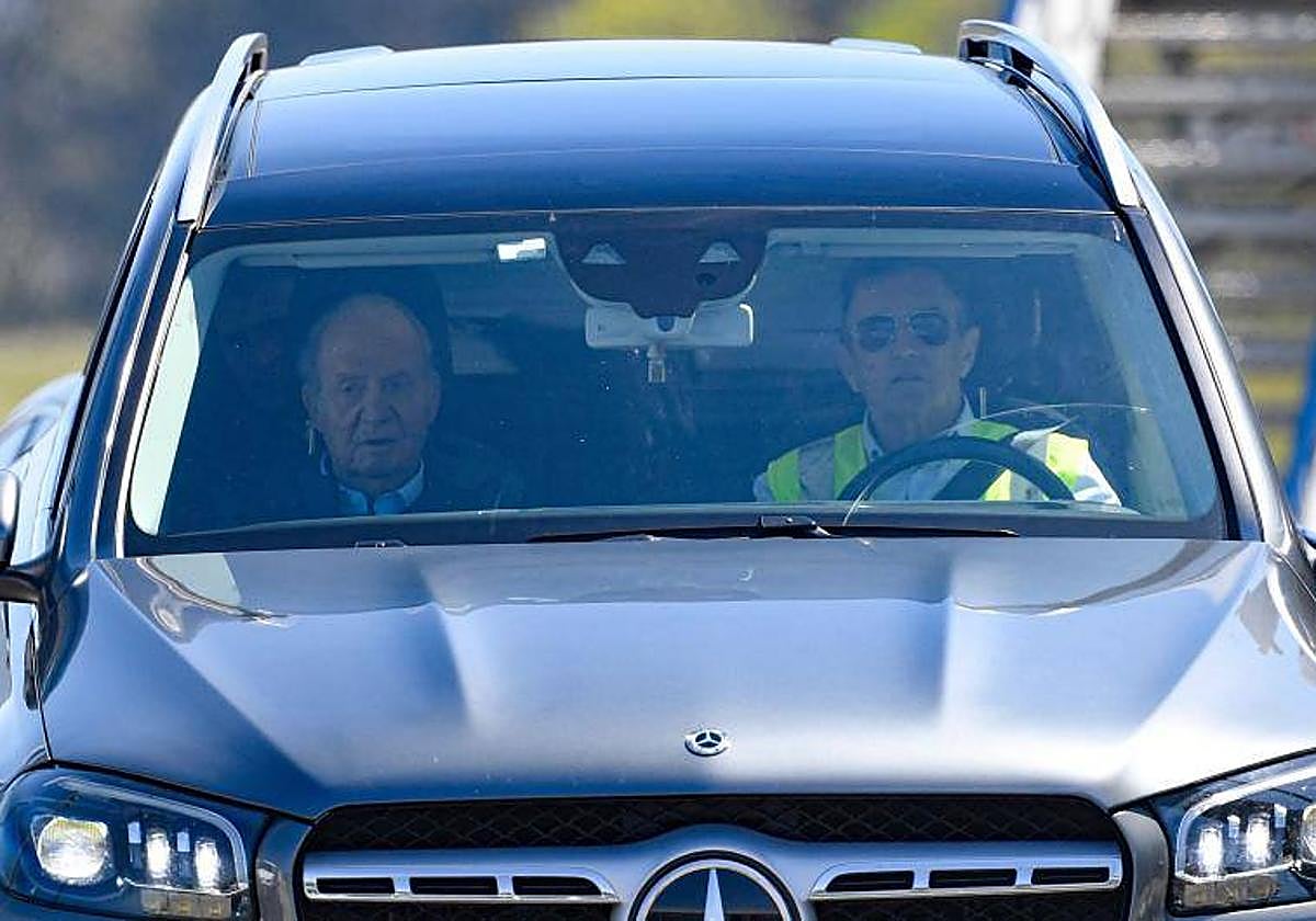 Don Juan Carlos a su llegada al aeropuerto de Vigo