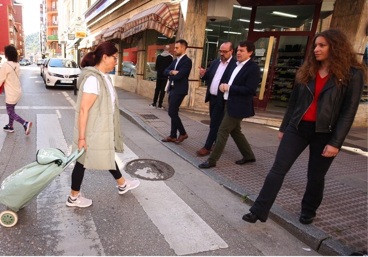 Mañueco promete una «alfombra roja a los empresarios» si el PP gobierna en Ponferrada