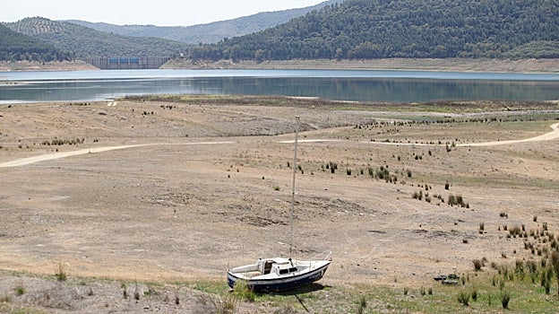 Desértico paisaje de cientos de metros en Puente Nuevo (Espiel), donde antes flotaba una barca
