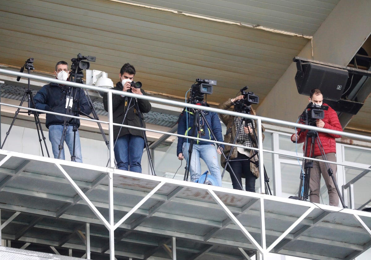 Varios operadores de cámara, en un partido del Córdoba CF en El Arcángel