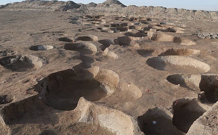 Imagen principal - Vista general de un yacimiento prehistórico, junto a un jarro tardorromano y restos óseos de un individuo de la época prehistórica