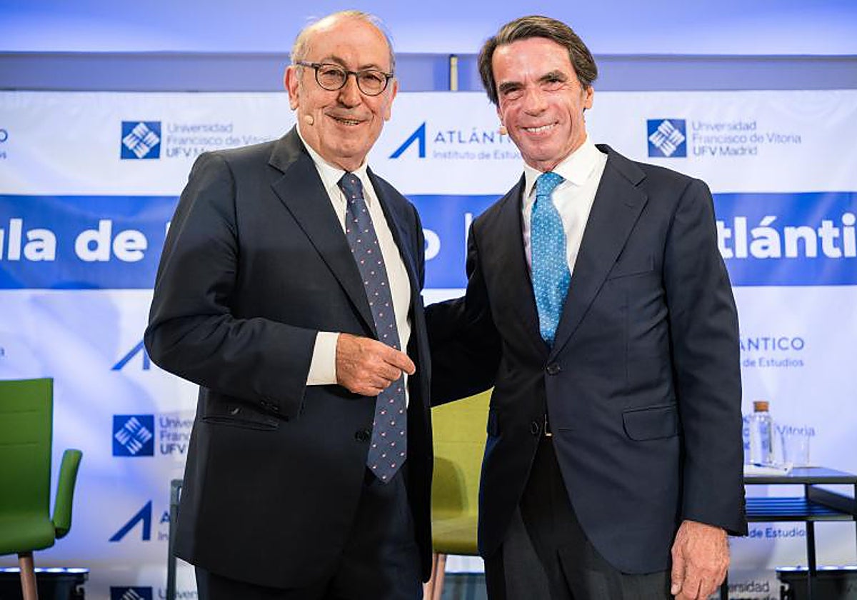 El expresidente del Gobierno, José María Aznar, y el histórico líder de los socialistas vascos, Nicolás Redondo, este jueves en la Universidad Francisco de Vitoria