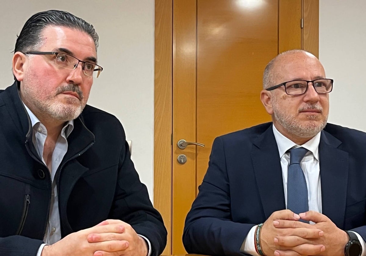 El coordinador local de Vox en Mancha Real, Javier Bravo, junto al diputado Francisco José Alcaraz