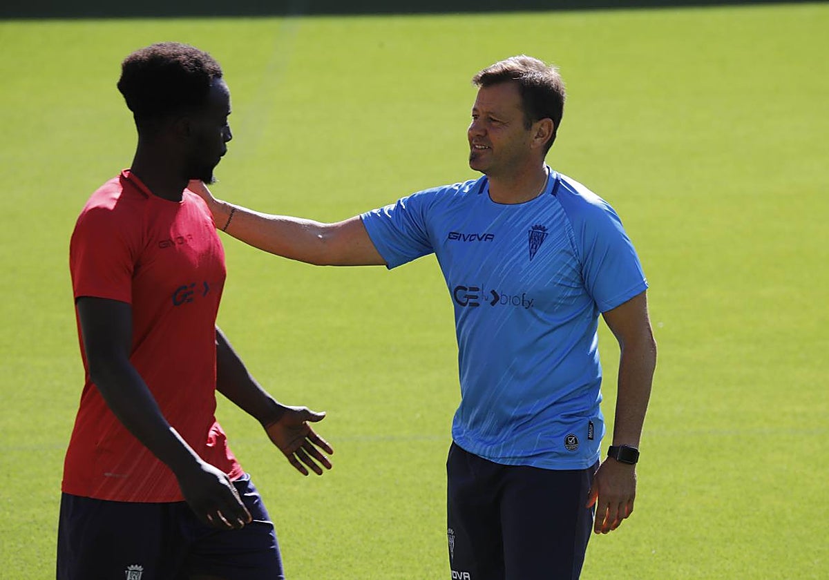 El entrenador del Córdoba Manuel Mosquera conversa junto a su jugador Diarra