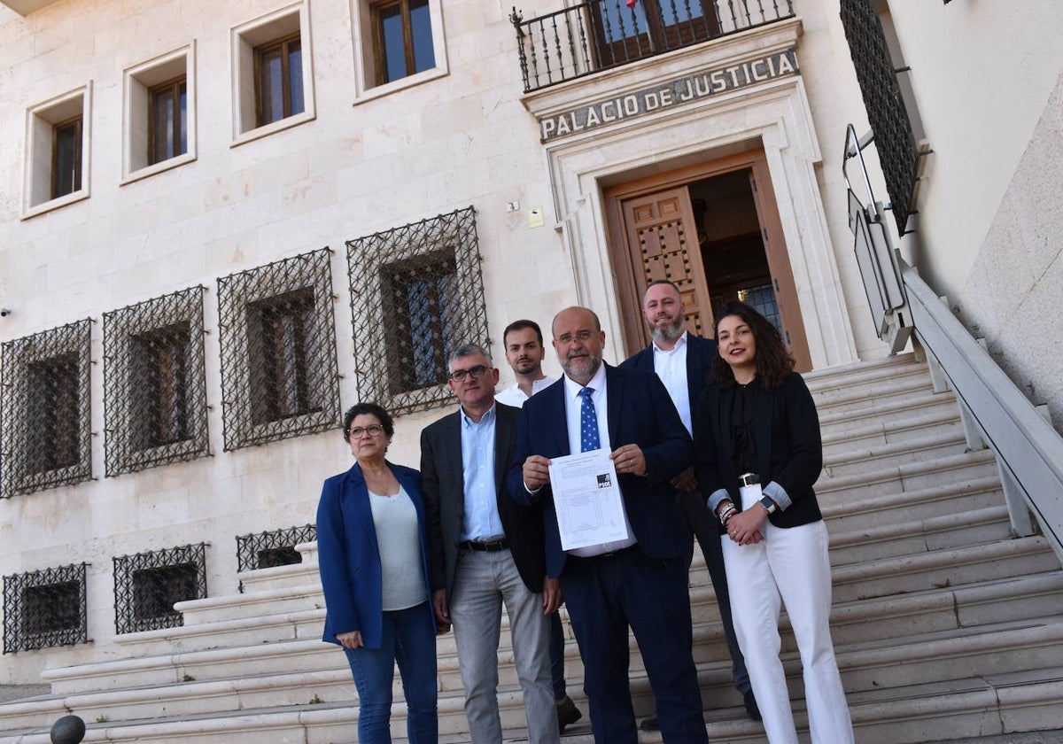 Martínez Guijarro tras la presentación de la candidatura, junto a algunos de sus compañeros de lista