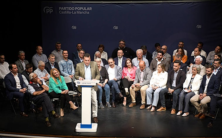 Imagen principal - Núñez: «A cada insulto del PSOE, desde el PP responderemos con una propuesta para mejorar Castilla-La Mancha»