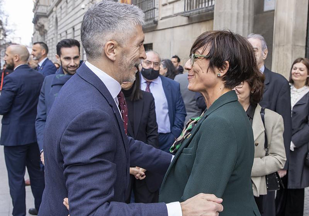 El ministro Grande-Marlaska abraza a María Gámez, en su despedida