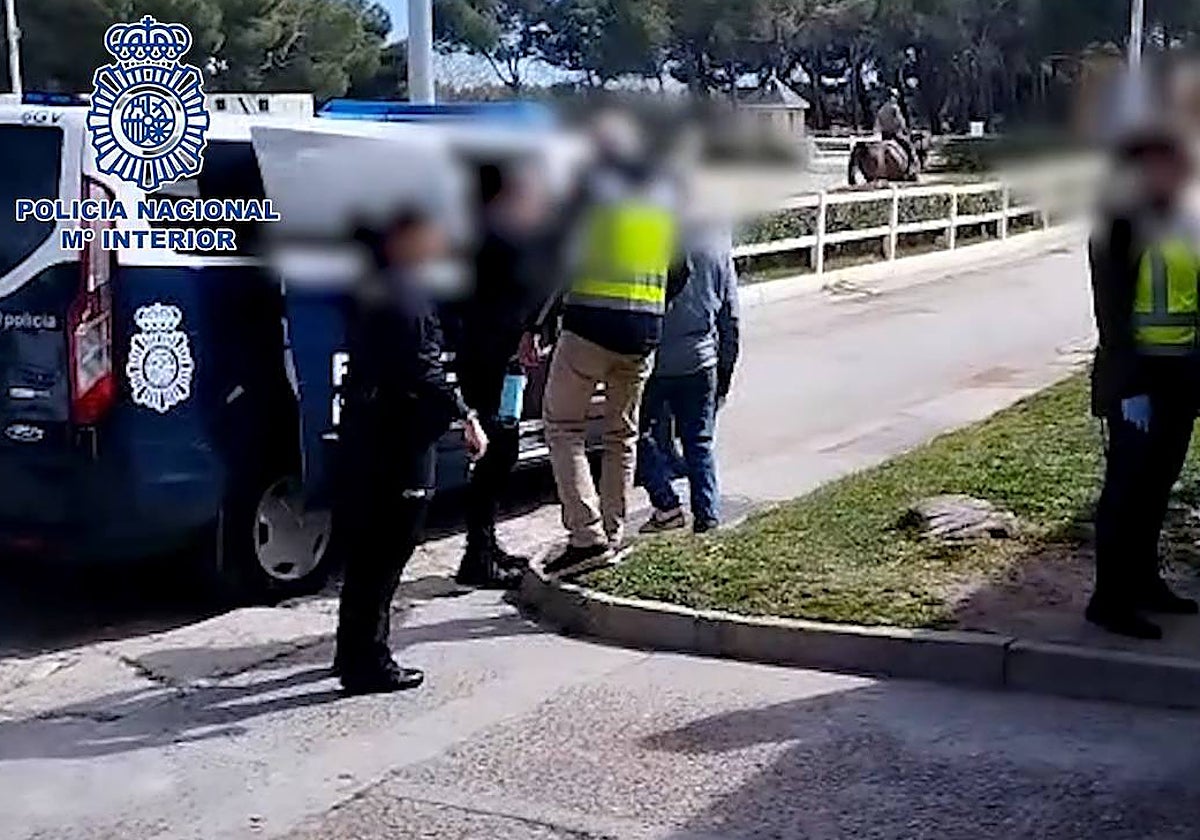 La Policía Nacional, durante la intervención en una de las hípicas madrileñas