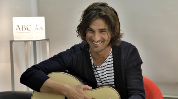 El cantante Hugo Salazar en una entrevista en ABC
