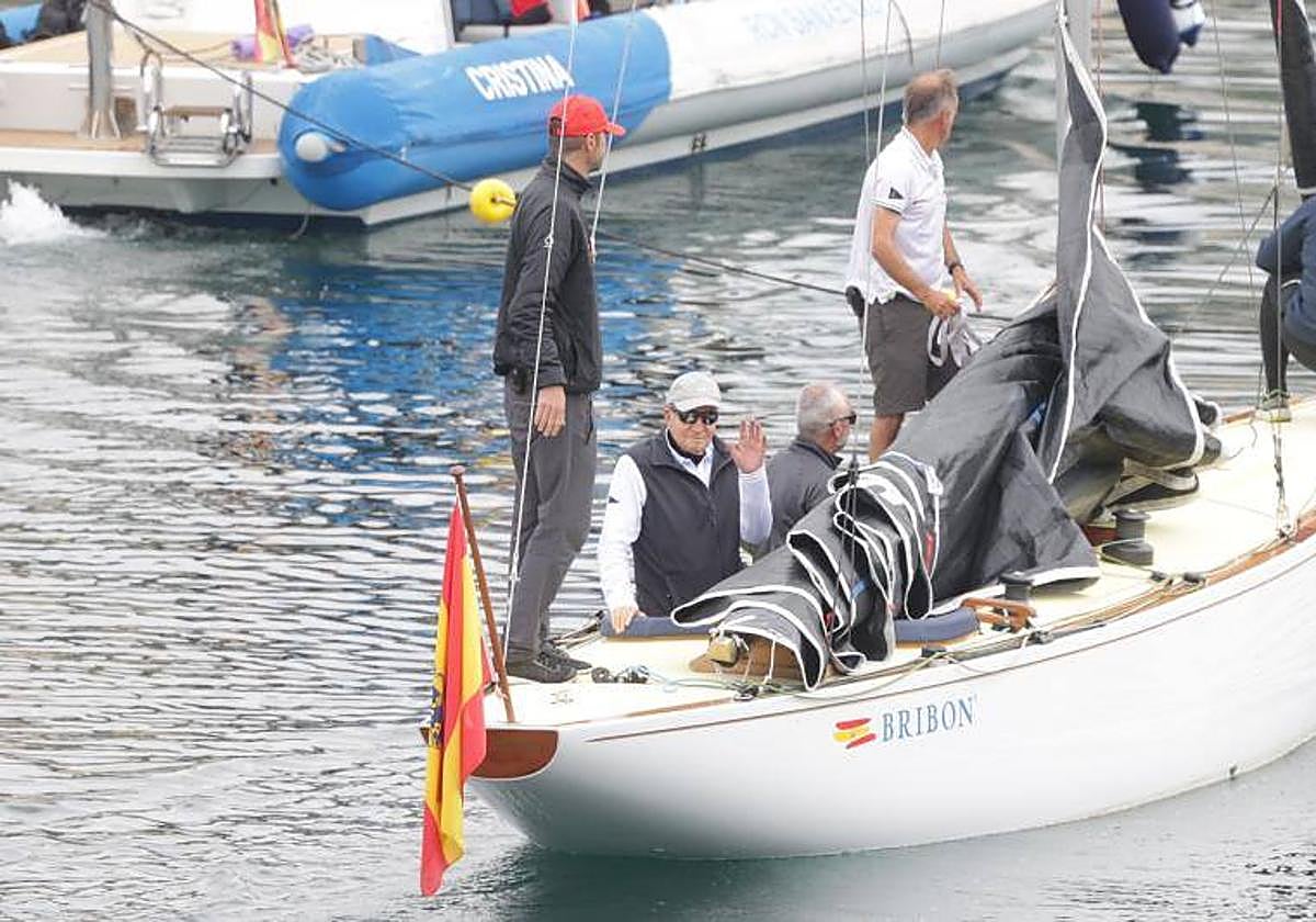 Don Juan Carlos a bordo del Bribon en su primer día de entrenamientos