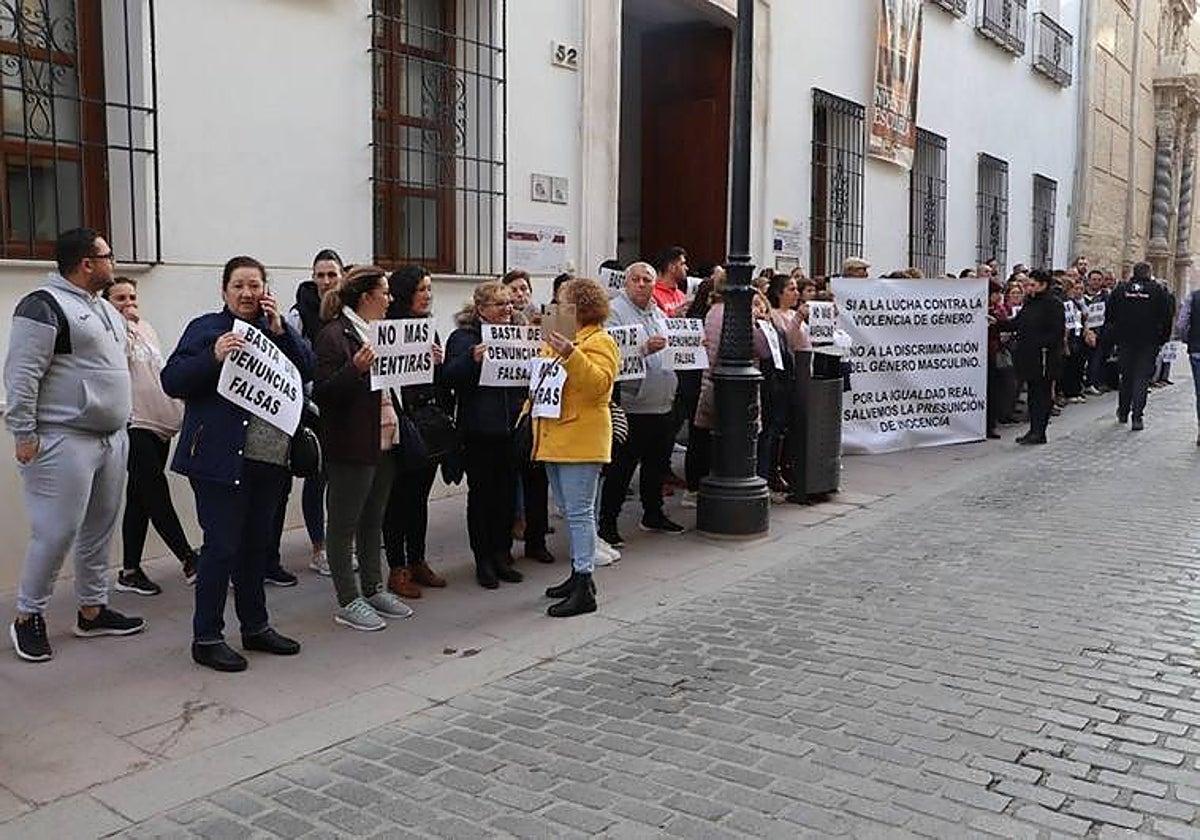 Vecinos de Jauja y una asociación de mujeres en apoyo a su vecino en una imagen reciente