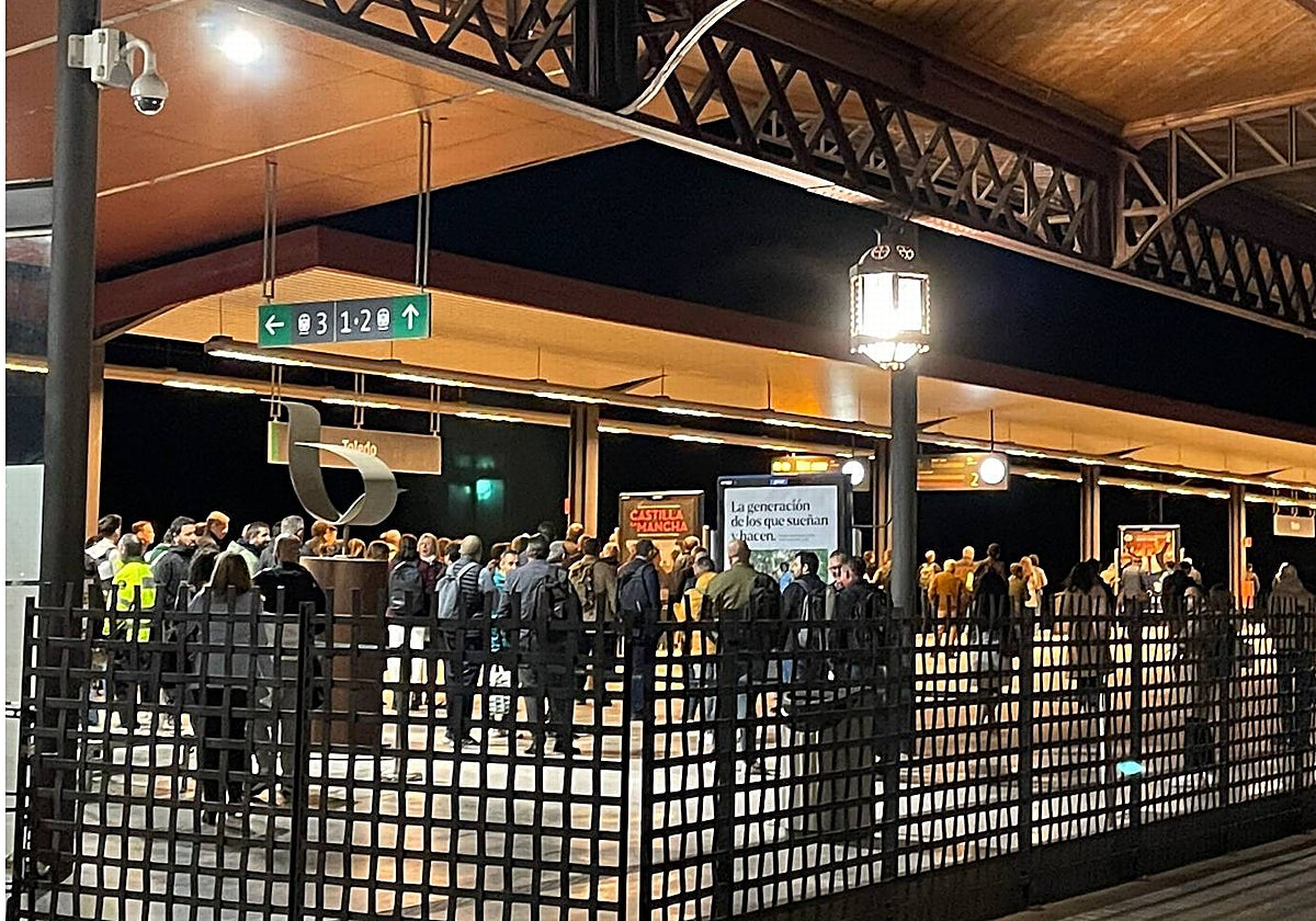 Pasajeros esperando en el andén de la estación de Toledo