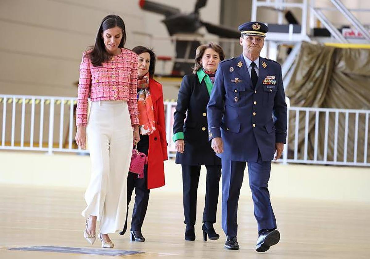 La Reina Letizia, junto a la ministra de defensa Margarita Robles, a su llegada al acto por el Centenario de la primera aeroevacuación médica en España