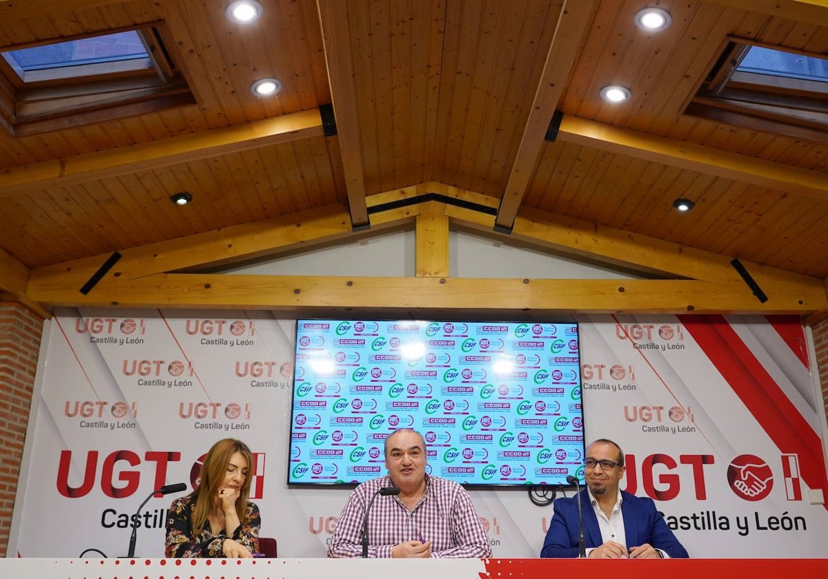 CCOO, UGT y CSIF ofrecen una rueda de prensa para denunciar la falta de intención de diálogo por parte de la Consejería de Sanidad
