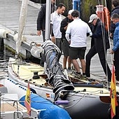 La segunda jornada de vela de Don Juan Carlos en Sangenjo, abreviada por la lluvia