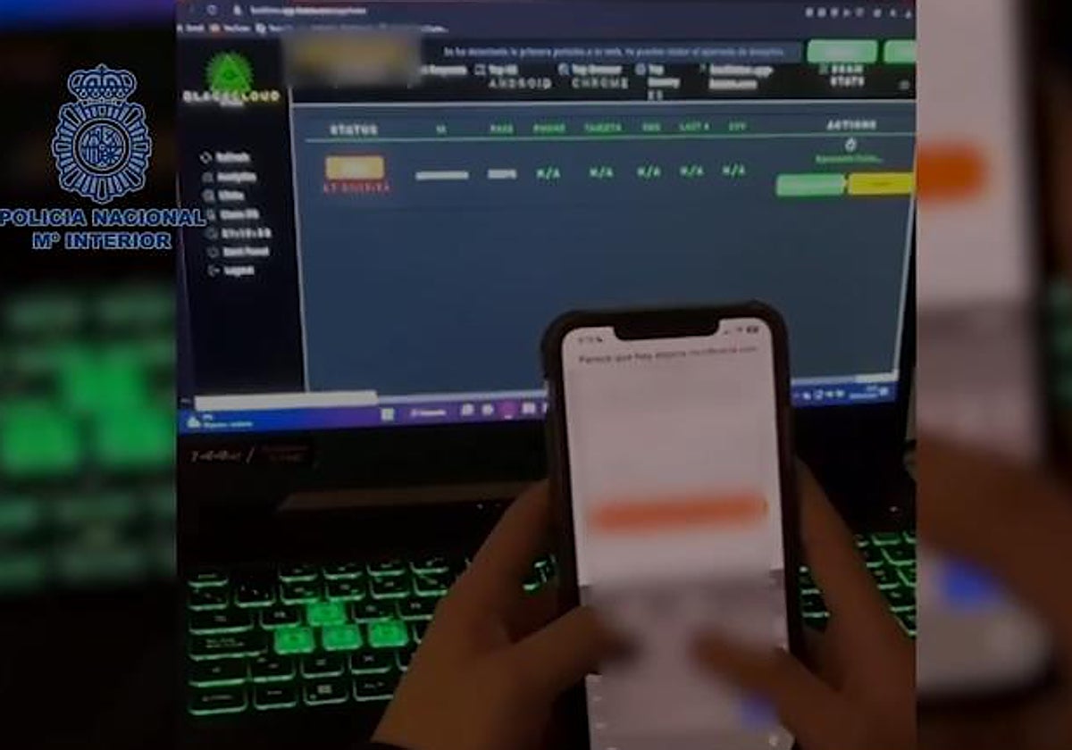 Un investigador de delitos informáticos, frente a un ordenador