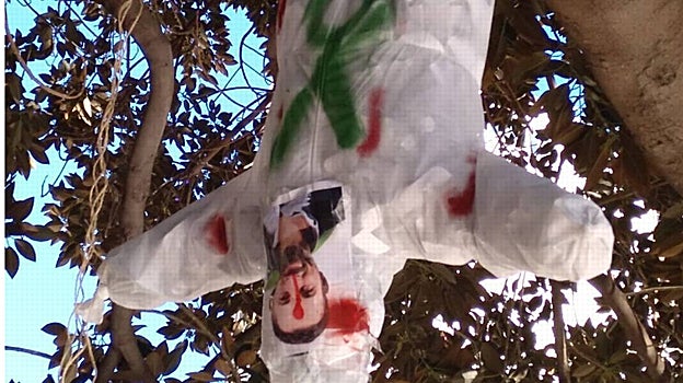 Imagen del muñeco colgado con la cara de Abascal con un tiro en la frente en Castellón