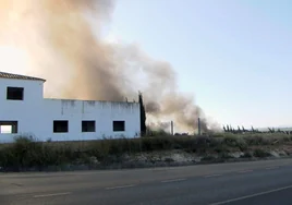 Los Bomberos de Diputación dan por «controlado» el incendio en la planta de neumáticos de Puente Genil