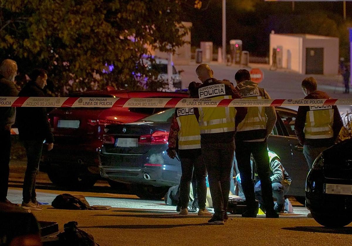 Agentes del Cuerpo Nacional de Policía acuden a la escena de un crimen en Marbella