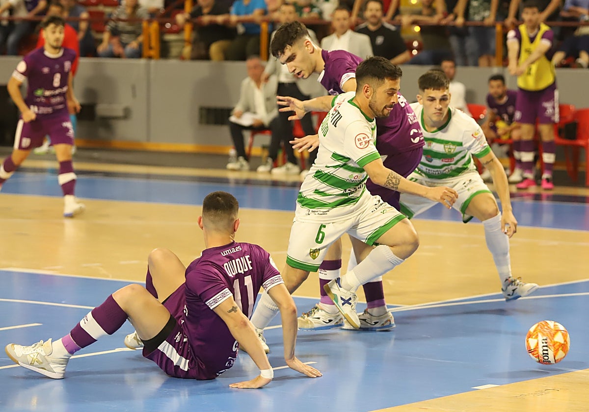 Jesulito se abre paso ante un rival del Antequera, vencido sobre la pista