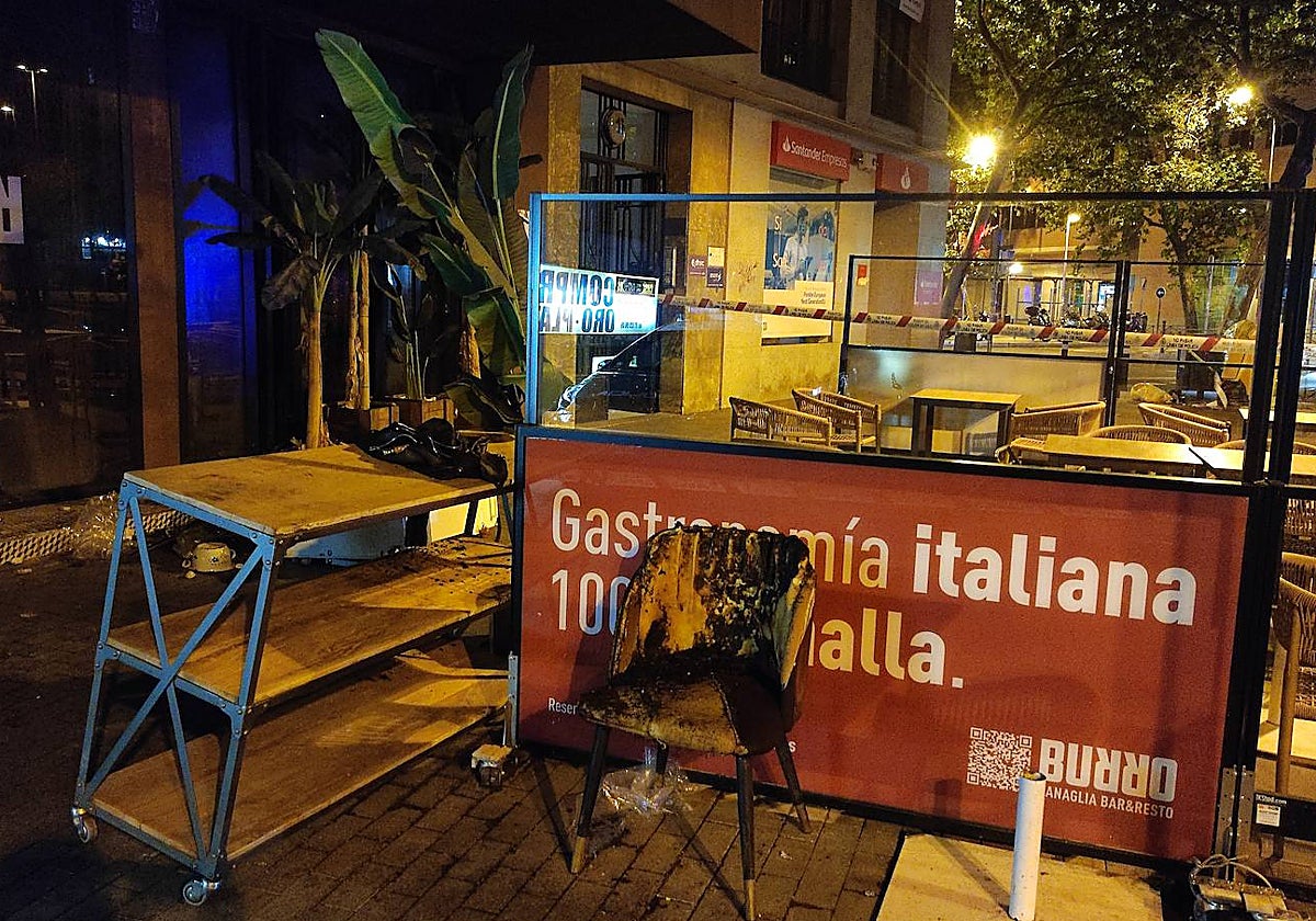 La entrada del restaurante calcinado, en la plaza de Manuel Becerra