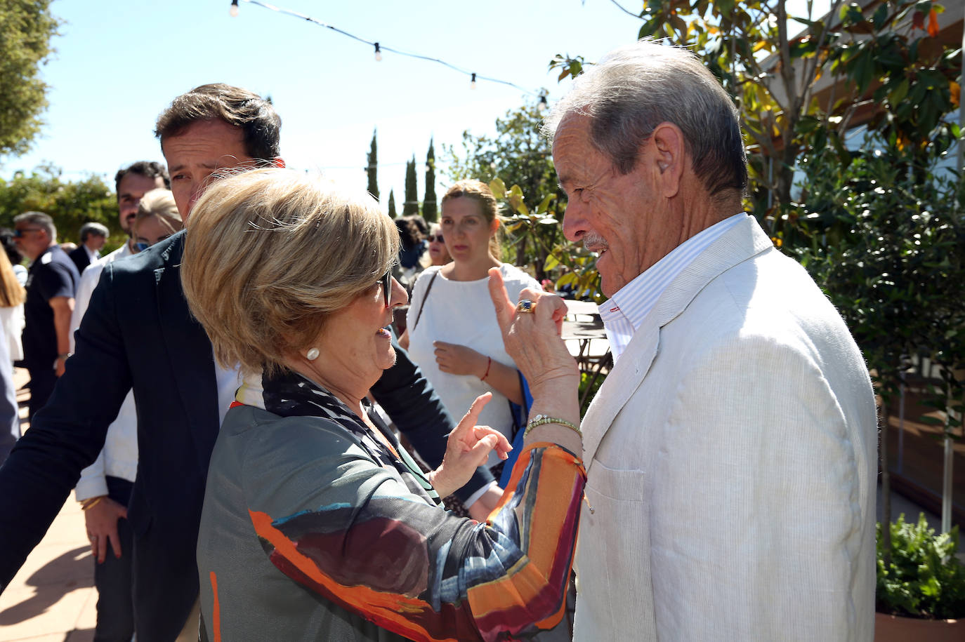 Carlos Velázquez presenta a su equipo en sociedad