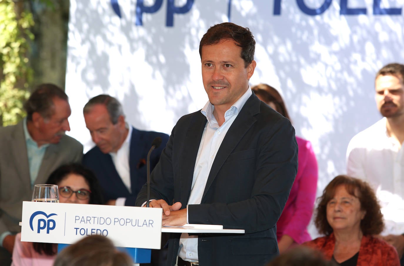 Carlos Velázquez presenta a su equipo en sociedad