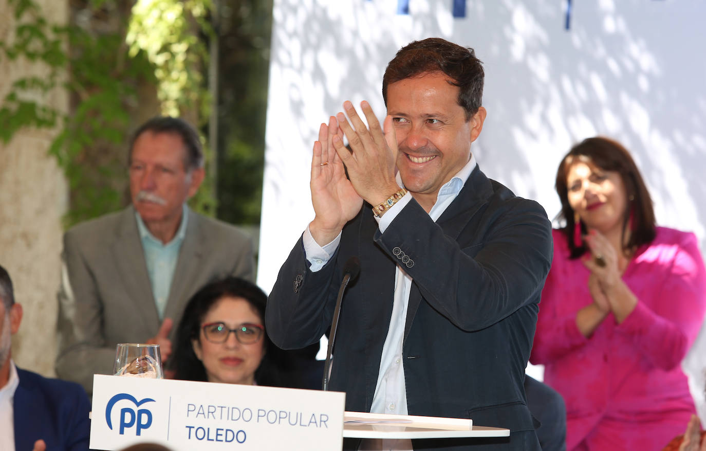 Carlos Velázquez presenta a su equipo en sociedad