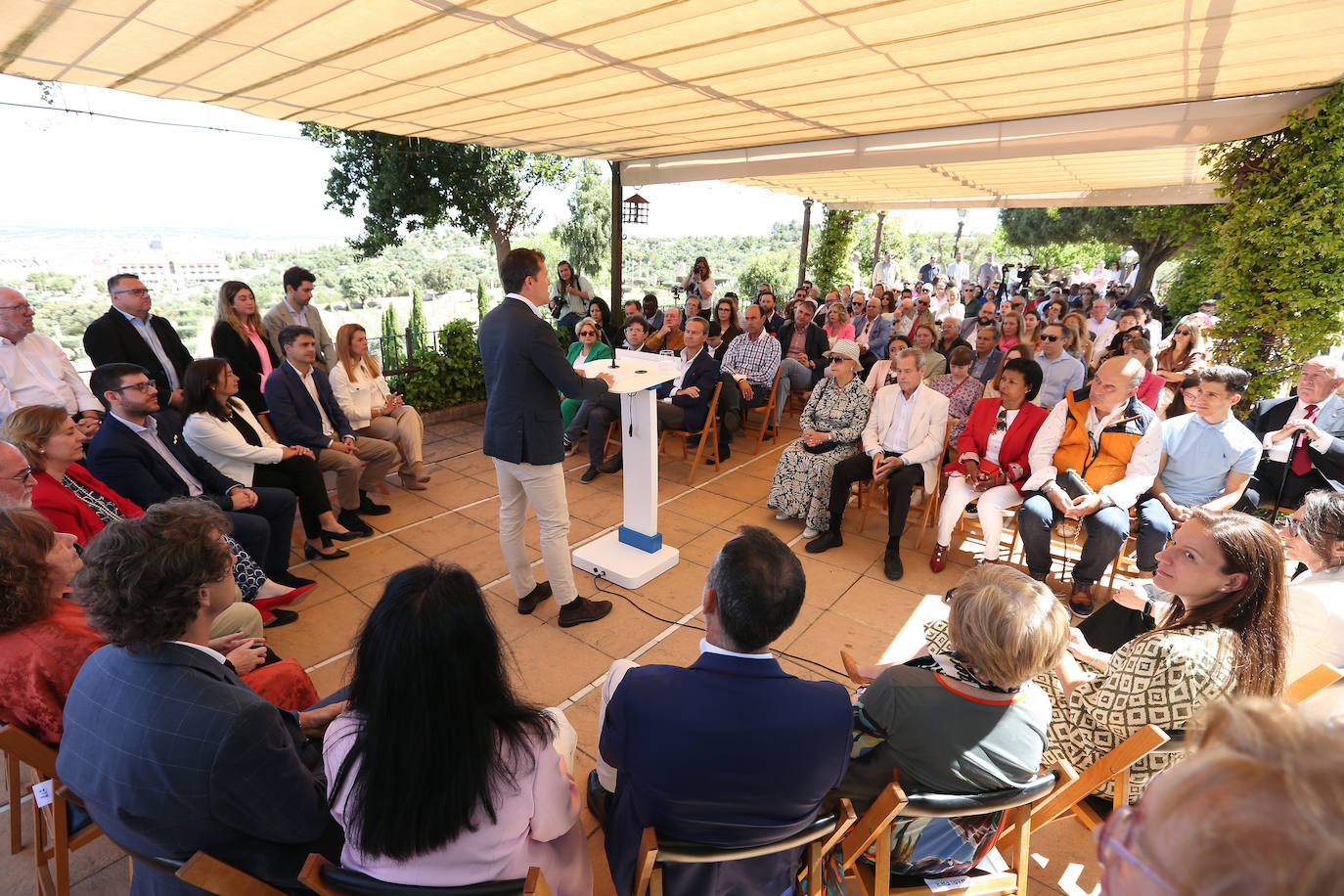 Carlos Velázquez presenta a su equipo en sociedad