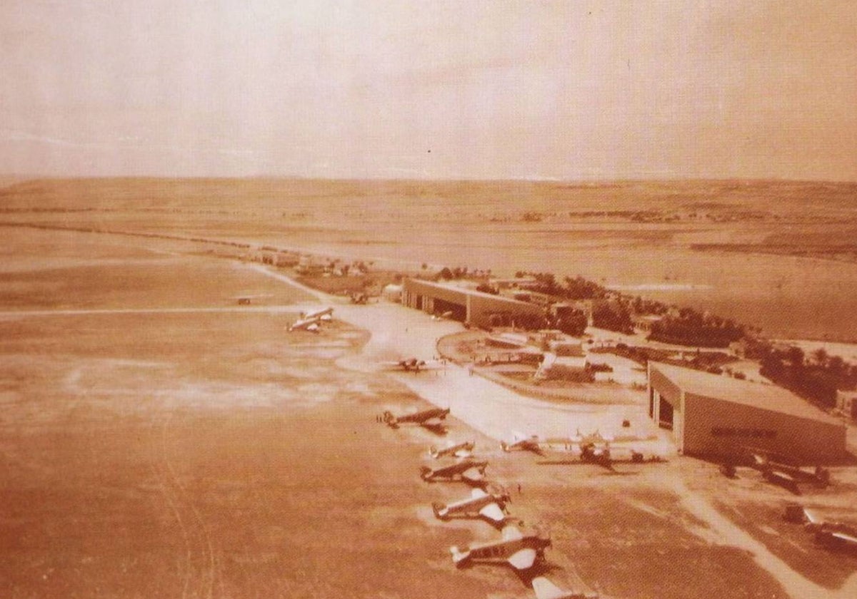 Vista aérea de la plataforma del aeropuerto de Barajas, en el año 1933, con el nuevo Edificio Terminal al fondo