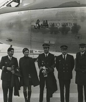 Imagen secundaria 2 - Arriba, inauguración del aeropuerto de Barajas, en abril de 1931. Abajo, izq., diciembre de 1945: un DC-3 de Iberia esperando la subida de pasajeros en el aeropuerto madrileño. Dcha, año 1972, tripulación del vuelo un millón llegado a Barajas desde su puesta en servicio.