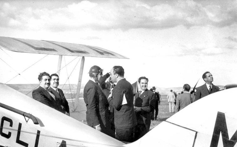 Imagen principal - Arriba, inauguración del aeropuerto de Barajas, en abril de 1931. Abajo, izq., diciembre de 1945: un DC-3 de Iberia esperando la subida de pasajeros en el aeropuerto madrileño. Dcha, año 1972, tripulación del vuelo un millón llegado a Barajas desde su puesta en servicio.