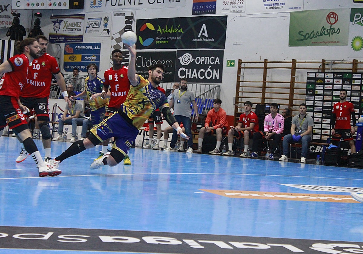 El pivote Javi García lanza a la portería del Granollers, este domingo, perseguido por un rival