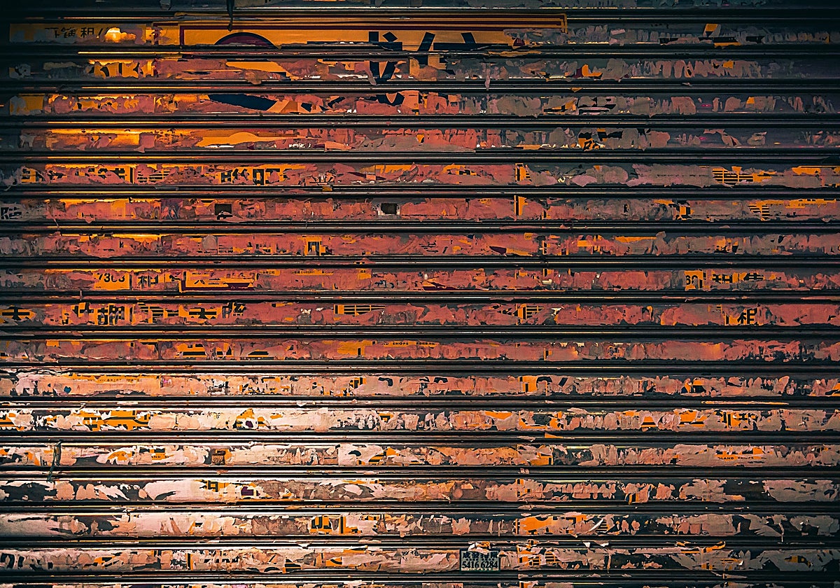 El hombre fue aplastado por la puerta corredera del garaje al que intentaba acceder